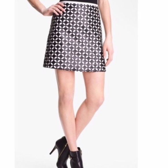 2/$50 VINCE CAMUTO Vegan Laser Cut Leather Skirt Size 6 - Picture 1 of 6